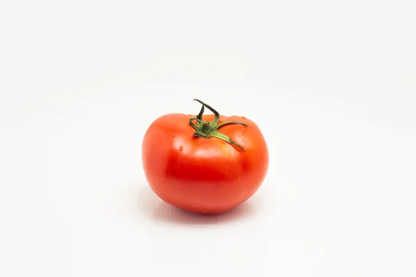 Een Mooie Rijpe Rode Tomaat Een Witte Achtergrond Rechtenvrije Stockfoto's