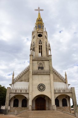 Goias 'ın Catalao kentindeki Sao Francisco de Assis Parish' in önü açık bir günde.