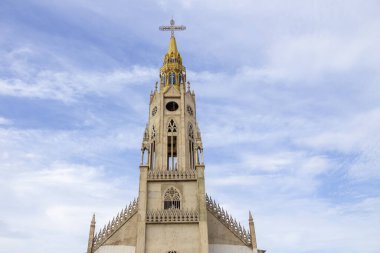  Açık bir günde, Catalao 'daki San Francisco de Assis Kilisesi' nin detayları..