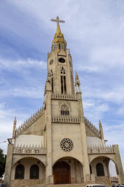 Catalao şehrindeki Sao Francisco de Assis Parish 'in yan görüntüsü.