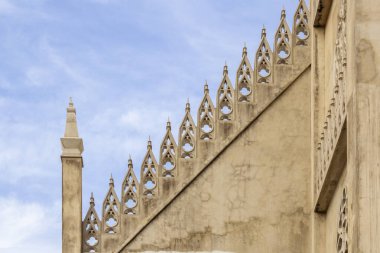 Arka planda mavi gökyüzü olan bir kilise binasının mimari ayrıntıları..