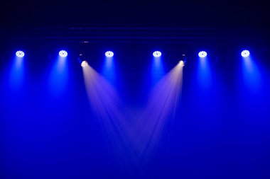 Tiyatroda sahne ışıkları. Mavi ve beyaz renkli ışıklı aydınlatma ekipmanı.