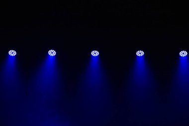 Tiyatroda sahne ışıkları. Mavi ışıklı aydınlatma ekipmanı.