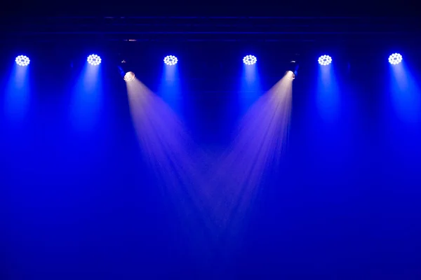 剧场里的一组舞台灯 蓝白相间灯光照明设备 图库图片