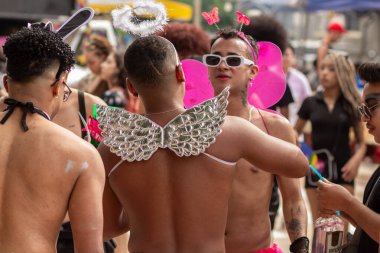 Kostümlü birkaç genç Igbat. Fotoğraf Goiania şehrindeki LGBTQIA Onur Yürüyüşü sırasında çekildi..