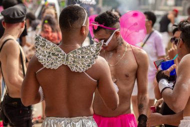 Kostümlü birkaç genç Igbat. Fotoğraf Goiania şehrindeki LGBTQIA Onur Yürüyüşü sırasında çekildi..