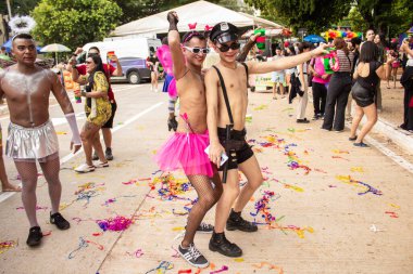  Goiania şehrindeki LGBTQIA Onur Yürüyüşü sırasında kostüm giyen ve dans eden iki genç lgbant..