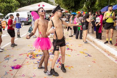 Goiania şehrindeki LGBTQIA Onur Yürüyüşü sırasında kostüm giyen ve dans eden iki genç lgbant..