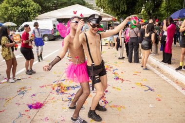 Goiania şehrindeki LGBTQIA Onur Yürüyüşü sırasında kostüm giyen ve dans eden iki genç lgbant..