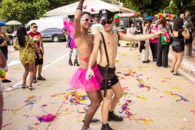 Goiania şehrindeki LGBTQIA Onur Yürüyüşü sırasında kostüm giyen ve dans eden iki genç lgbant..