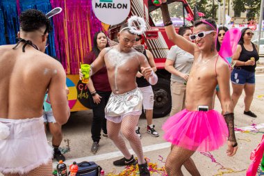  Goiania 'daki Gay Onur Yürüyüşü sırasında dans eden ve eğlenen bir grup arkadaş..