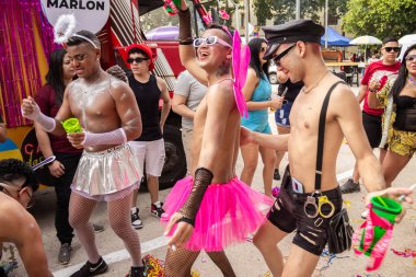 Goiania 'daki Gay Onur Yürüyüşü sırasında dans eden ve eğlenen bir grup arkadaş..