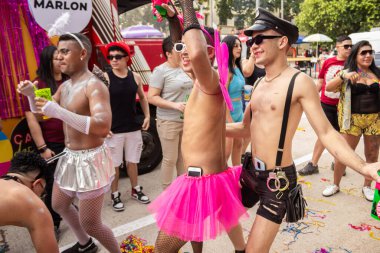 Goiania 'daki Gay Onur Yürüyüşü sırasında dans eden ve eğlenen bir grup arkadaş..