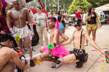 Goiania 'daki Gay Onur Yürüyüşü sırasında dans eden ve eğlenen bir grup arkadaş..