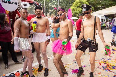 Goiania 'daki Gay Onur Yürüyüşü sırasında dans eden ve eğlenen bir grup arkadaş..
