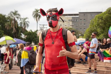 Goiania 'daki Gay Onur Yürüyüşü sırasında maske takan biri..