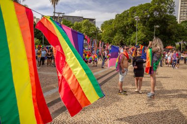 Goiania Gay Yürüyüşü sırasında çamaşır ipinde satılık bayraklar.