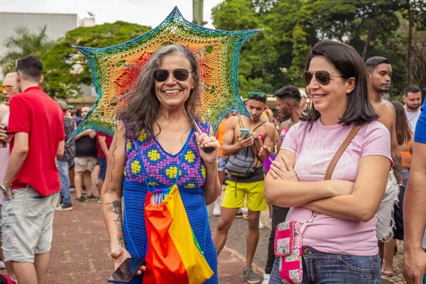 Dos Amigos Disfrutando Del Desfile Del Orgullo Gay Goiania — Foto de Stock