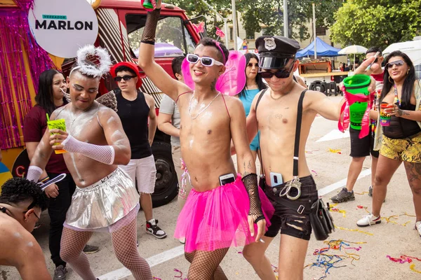 Goiania 'daki Gay Onur Yürüyüşü sırasında dans eden ve eğlenen bir grup arkadaş..