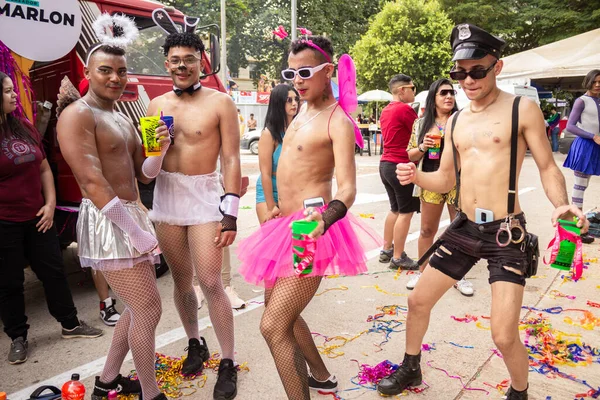 Goiania 'daki Gay Onur Yürüyüşü sırasında dans eden ve eğlenen bir grup arkadaş..