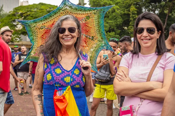 Dos Amigos Disfrutando Del Desfile Del Orgullo Gay Goiania — Foto de Stock