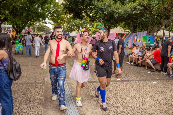 Tres Amigos Disfrazados Paseando Disfrutando Del Desfile Del Orgullo Gay — Foto de Stock