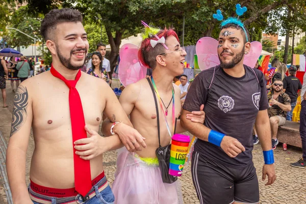 Tres Amigos Disfrazados Paseando Disfrutando Del Desfile Del Orgullo Gay — Foto de Stock