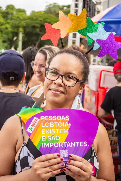 在Goiania的同志骄傲游行中 一个有着 男女同性恋 双性恋和变性者的存在和重要性 字样的粉丝的女孩 — 图库照片