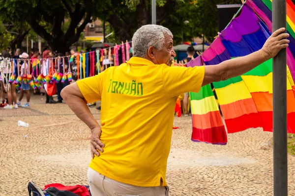 一个男人从后面 一只手放在臀部 穿着一件黄色的T恤 卖彩虹旗 照片来自Goiania市Lgbtqia Pride Parade — 图库照片
