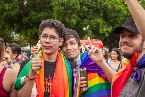 Pariskunta Sateenkaarilipulla Nauttimassa Gay Pride Paraatista Goianiassa — kuvapankkivalokuva