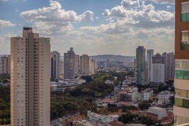 Gökyüzünde bulutlar olan birkaç binayla Goiania şehrinin panoramik bir görüntüsü..