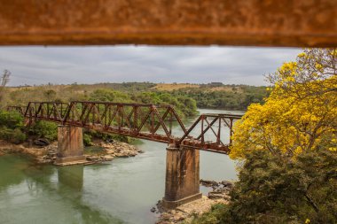 Pires do Rio 'daki Corumba Nehri üzerindeki eski Epitacio Pessoa demir köprüsünün manzarası..