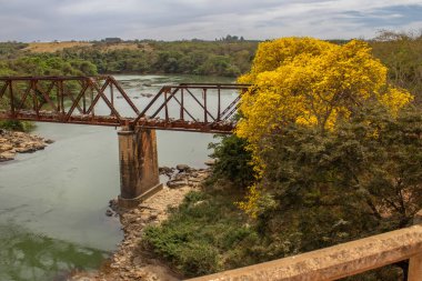 Pires do Rio 'daki Corumba Nehri üzerindeki eski Epitacio Pessoa demir köprüsünün manzarası..