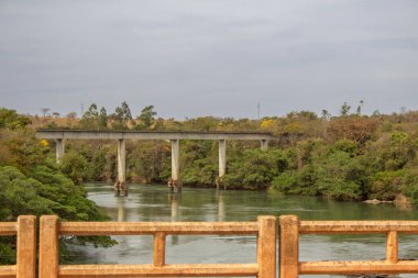 Yeni demiryolu köprüsü ve GO-330 otoyolunun Pires 'teki Corumba Nehri üzerindeki detaylarıyla manzara.