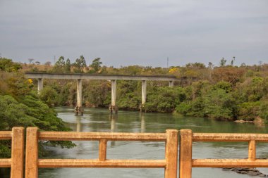 Yeni demiryolu köprüsü ve GO-330 otoyolunun Pires 'teki Corumba Nehri üzerindeki detaylarıyla manzara.