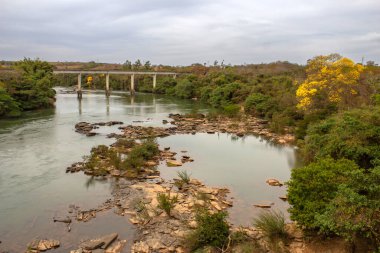  Pires do Rio 'daki Corumba Nehri üzerindeki eski Epitacio Pessoa demir köprüsünün manzarası..