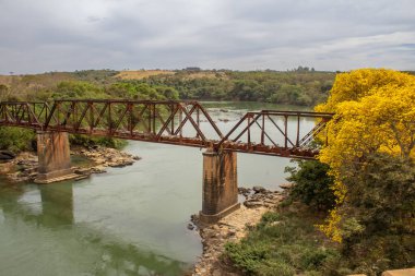 Pires do Rio 'daki Corumba Nehri üzerindeki eski Epitacio Pessoa demir köprüsünün manzarası..