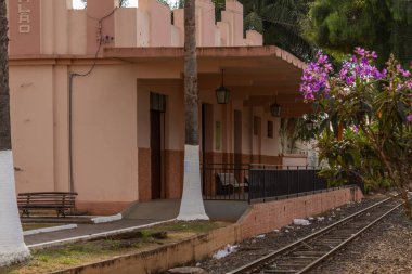 Yan manzara, Cornelio Ramos Müzesi 'nin balkonunu ve tren raylarını gösteriyor. Goias 'taki Catalao şehrindeki eski tren istasyonu..