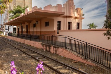 Goias 'ın Catalao kentindeki eski tren istasyonu Cornlio Ramos Müzesi' nin kenarlarından biri, tren raylarını ve bulutlu gökyüzünü gösteriyor..