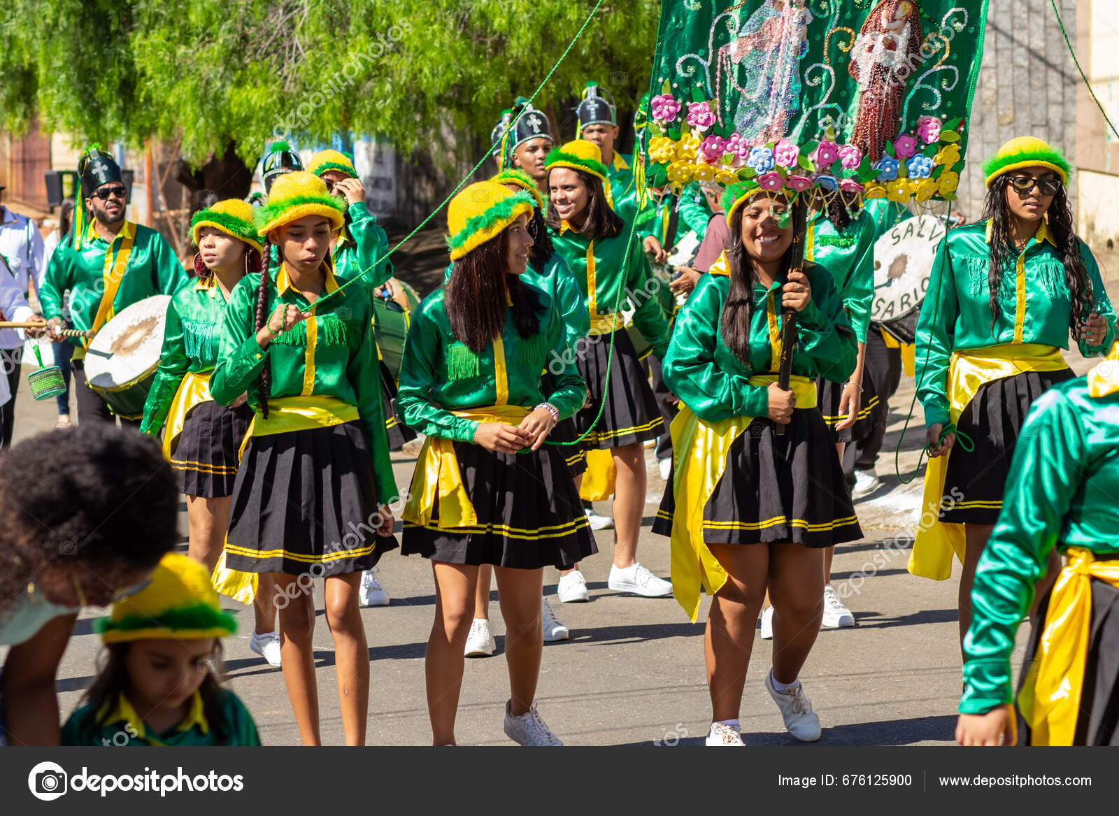 Μια Ομάδα Κοριτσιών Ντυμένων Πράσινα Ρούχα Που Φέρουν Πανό Κατά – Εκδοτική  Εικόνα Αρχείου © AngelaMacario #676125900
