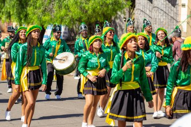 Goiania 'daki Kongadas sırasında yeşil giyinmiş, dans eden bir grup kız, Afrikalı-Brezilyalı kültürel ve dini bir dışavurum..