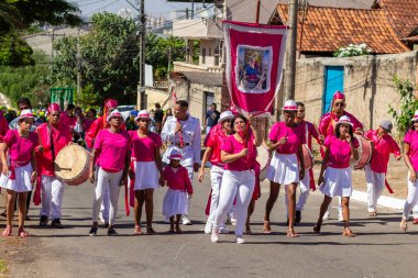 Kırmızı giyinmiş bir grup şenlikçi. Fotoğraf Vila Joao Vaz 'da Congadas sırasında çekildi. Tipik bir Brezilya dini festivali.