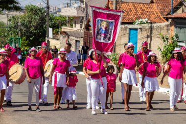 Kırmızı giyinmiş bir grup şenlikçi. Fotoğraf Vila Joao Vaz 'da Congadas sırasında çekildi. Tipik bir Brezilya dini festivali.
