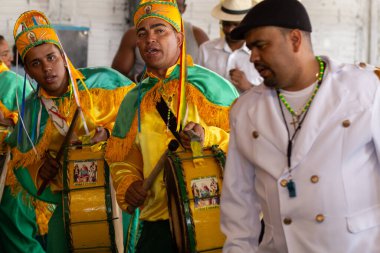Kongadas de Goiania geçit töreninde, sarı giyinmiş bazı şenlikçiler performans sergiliyor..