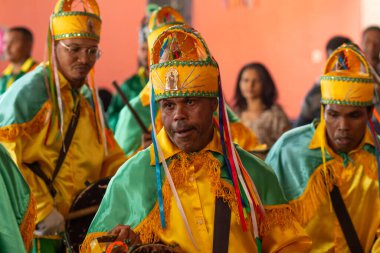 Kongadas de Goiania geçit töreninde, sarı giyinmiş bazı şenlikçiler performans sergiliyor..