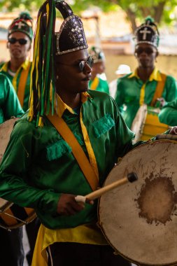 Angola ve Kongo 'dan gelen kabile geleneklerinin unsurlarının yer aldığı bir dini festival olan Kongadas sırasında davul çalan ve yeşil giyen şenliklerden oluşan bir grup..