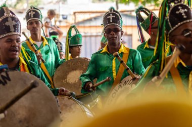 Angola ve Kongo 'dan gelen kabile geleneklerinin unsurlarının yer aldığı bir dini festival olan Kongadas sırasında davul çalan ve yeşil giyen şenliklerden oluşan bir grup..