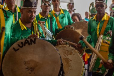 Angola ve Kongo 'dan gelen kabile geleneklerinin unsurlarının yer aldığı bir dini festival olan Kongadas sırasında davul çalan ve yeşil giyen şenliklerden oluşan bir grup..
