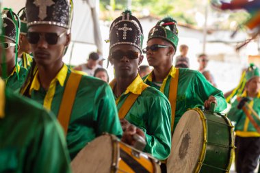  Kongadas de Goiania geçit töreninde, yeşil giyinmiş bazı şenlikler.