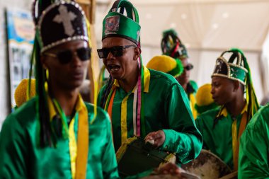  Kongadas de Goiania geçit töreninde, yeşil giyinmiş bazı şenlikler.